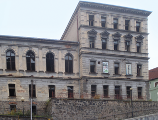 Obr. 02 Pohled na zdevastovanou budovu Mstsk dvorany ped obnovou