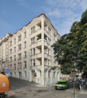 Obr. 4 Kubistick inovn dm v Neklanov ulici, p. 98/VI, Praha-Vyehrad, architekt Josef Chochol, realizace 1913 (foto: VitVit, vlastn dlo, 2018 CC BY-SA ,4, 0)