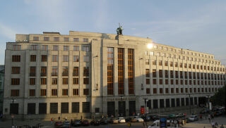 Obr. 8 Palc ivnostensk banky (dnes sdlo NB), architekt Frantiek Roith, 19351941  (foto: Jklamo, vlastn dlo, 2011, CC BY-SA 3,0)