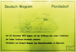 Obr. 04 Pamtn deska ve stanici Floridsdorf, pipomnajc oteven Floridsdorf  Deutsch Wagram (zdroj: autor neznm, 2005, CC BY-SA 3,0)