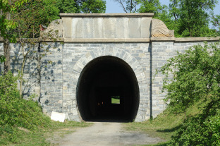 Obr. 07 Slavsk tunel, zpadn portl oputnho tunelu (zdroj: Josef Petrk, 2009, vlastn dlo, CC BY-SA 3,0)