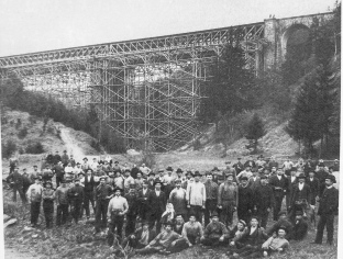 Obr. 09 Stavba elezninho viaduktu  na drze Frantika Josefa (zdroj: J.  Dostl, kolem roku 1900, voln dlo)