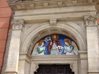 Detail nad vstupnmi dvemi kostela sv. Vclava na Smchov, 2019 