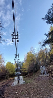 Obr. 16 Vyskofrekvenn pohlcovae na lanech a nzkofrekvenn tlumie na pomocn konstrukci na zemi (foto: Jindich Syrovtka)