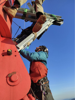 Obr. 08, 09 Mont vlonk a kladek pro zdvihov lano (foto: Stanislav Pelikn, Jindich Syrovtka)