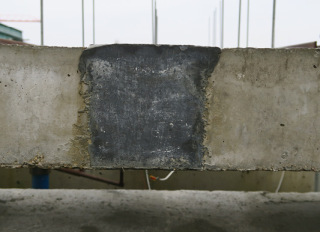 Obr. 13 Dlouhodob zaten modelu spoje desek z UHPC: b) detail s trhlinami t na hranici spoje a pvodnho betonu (foto: autor lnku)
