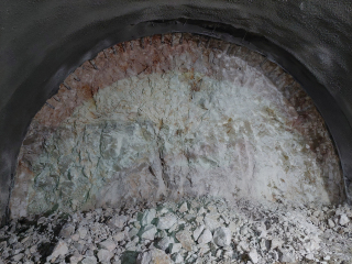 Obr. 04 Tunelov elby: vlevo formace Menusha (foto Pavlo Takachenko) a vpravo formace Bina (foto Ron Algon)
