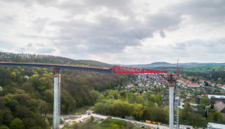 Obr. 6 Vsuv nejdelho pole mostu krtce ped dosednutm na pil 60