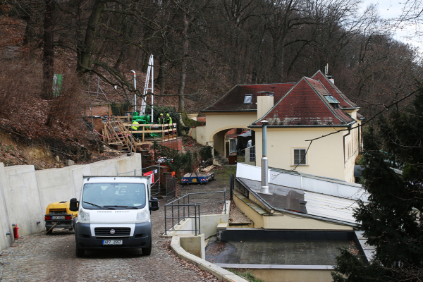 Obr. 01 Zazen stavenit umstn za restaurac Nebozzek na praskm Petn