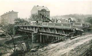 Fotografie . 10    Na snmku z 23. listopadu 1928 je zachyceno budovn novho mostu u obchodn akademie. Je vidt instalace zbradl mostu z betonovch prefabrikt kladkostrojem. (zdroj: Archiv Orlickho muzea v Chocni)