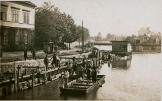 Fotografie . 13    Snmek z lta 1929 zachycuje zdn novho nbe ze ulovch kvdr u choceskho zmku. Ke stavebnm pracm zde byla postavena provizorn drka pro transport zeminy a kamene. Pi vodnch pracch slouila stavebnm dlnkm i pramice. Vzadu je vidt rozestavn vlcov jez. (zdroj: Archiv Orlickho muzea v Chocni)