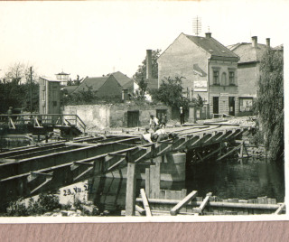 Fotografie . 15    Snmek z 23. ervence 1929, kde jsou vidt prce na likvidaci traverz pi budovn novho elezobetonovho mostu u zmku. (zdroj: Archiv Orlickho muzea v Chocni)