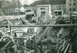 Fotografie . 16    Snmek z 18. listopadu 1929, kdy je stavba vlcovho jezu u sladovny pivovaru ji v plnm proudu. (zdroj: Archiv Orlickho muzea v Chocni)