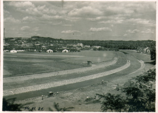 Fotografie . 18    Snmek z 14. ervna 1931 zachycuje pohled na dokonovac stavebn prce pi regulaci lun sti Tich Orlice. (zdroj: Archiv Orlickho muzea v Chocni)