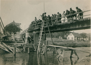 Fotografie . 02    Snmek byl pozen na zatku regulace Tich Orlice v roce 1928. Je na nm zachycena demont pvodnho mostu, kter byl postaven v roce 1915 na mst star devn lvky. Jednalo se o 2,5 m irok most s jednm pilem, kter byl vybudovn na nklady sttu v souvislosti s vstavbou barkov uprchlick kolonie v Chocni pro uteence z Halie (z toho dvodu se nazval tak polsk most).  (zdroj: Archiv Orlickho muzea v Chocni)