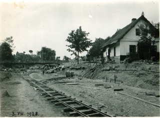 Fotografie . 03    Snmek je z potku regulace dne 3. srpna 1928. Poloen kolejit pro odvoz materilu ve vyputnm eiti Tich Orlice. Vzadu jet stoj pvodn most, kter byl bhem regulace demontovn a nahrazen novm. (zdroj: Archiv Orlickho muzea v Chocni)