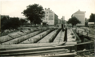 Fotografie . 07    Na snmku z 28. z 1928 je zachycena stavba devnho bednn s vloenmi eleznmi pruty armatury pro mostovku novho betonovho mostu u obchodn akademie. (zdroj: Archiv Orlickho muzea v Chocni)