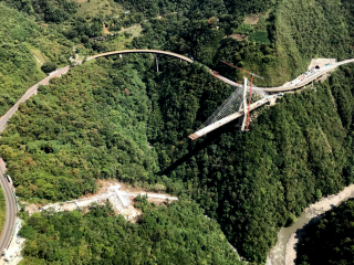 Obr. 06b Most Chirajara Bridge v Kolumbii  zbytek mostu ped odstelem