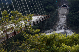 Obr. 06a Most Chirajara Bridge v Kolumbii  kolaps jedn poloviny mostu