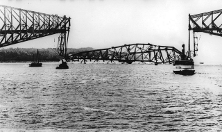 Obr. 10a Kolaps mostu Quebeck Bridge