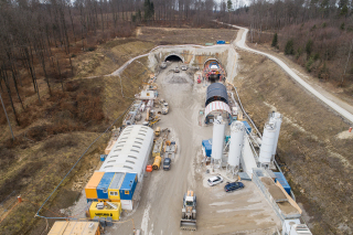 Obr. 01  Vstavba tunelu Herrschaftsbuck na dlnici A98 v SRN. Zazen stavenit