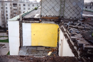 as pokodenia panelovho domu v Bratislave