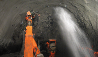 Obr. 05 Raba tunelu na Islandu. Tlakov podzemn voda na elb