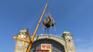 Obr. 13 Demont hodinov ve (foto: Ji ebek, Vstavit Praha)