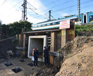 Obr. 12 Portl podjezdu tsn po protlaen monolitickho podchodu. Pendolino jezd bez peruen.