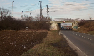 Obr. 02 Stav ped zahjenm prac, blou hvzdou je oznaeno msto podjezdu pro cyklostezku