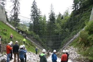 Obr. 01 Flexibiln barira VX na toku Hpach v kantonu Bern, retenn prostror pro zadren 16 000 m3 splavenin, konstrukn vka bariry je 20 m, nosn lana jsou zavovna pomoc helikoptry