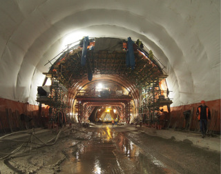 Obr. 13 Sestava izolanho, armovacho a betonovacho vozku v tunelu (foto: T. Just)