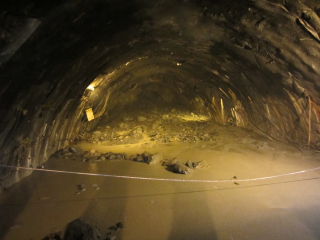 Obr. 09 Vyplaven materilu v kalot tunelu ve stanien 2 390 ze dne 30. 08. 2014 (foto: autor)                 
