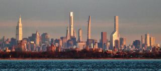 Obr. 01 Silueta mrakodrap Billionaires Row pi pohledu z Brooklynu (zdroj: NYMAN2020)