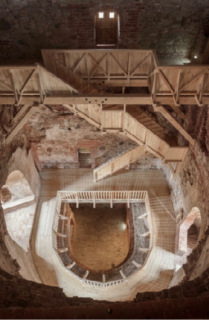 Obr. 20 Velk v hradu Bauska  podhled na dokonen komunikan konstrukce interiru z hornho ochozu, 2021 (foto: Reinis Hofmanis)