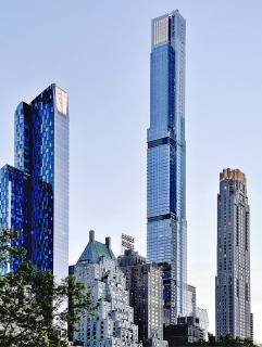 Obr. 01 Pohled na dokonovanou v CPT (uprosted) z Central Parku v sousedstv mrakodrap One 57 (vlevo) a 220 Central Park South (vpravo), kvten 2021 (zdroj: Michael Young)